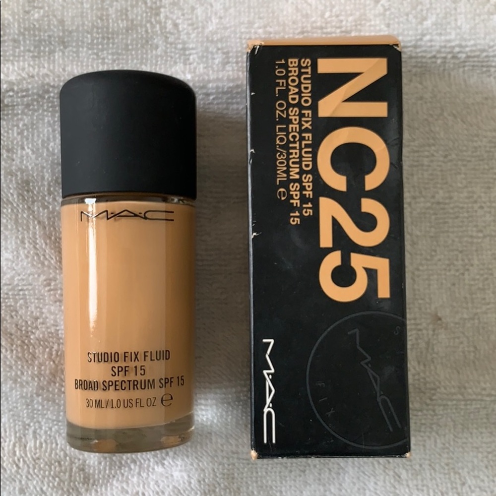 Mac Studio Fix Fluid Foundation NC25